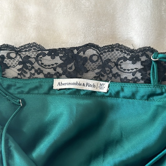 NWOT ABERCROMBIE EMERALD MINI SLIP DRESS W LACE DETAIL. SIZE M - Picture 4 of 4